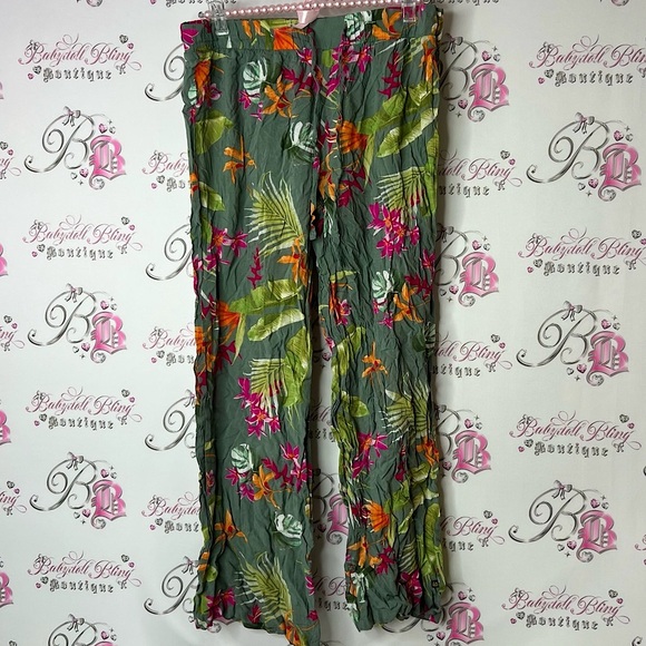 La Vie En Rose Pants - La Vie En Rose pants tropical floral flowers tropics Green Floral Pants